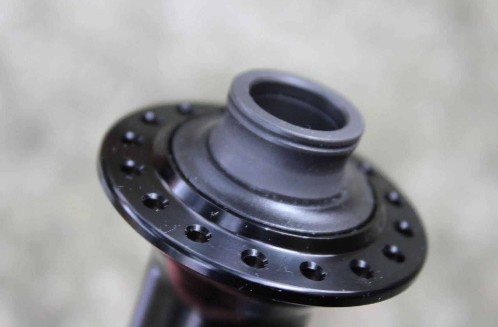 3. Shimano HB-TC500-15-B Boost Center-Lock butuc fata 15x110mm 32h