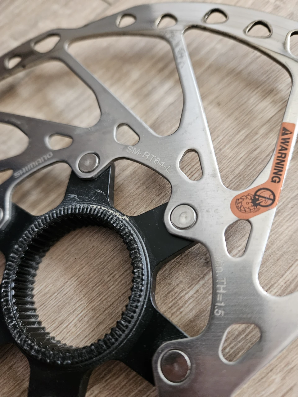 1. Disc/rotor Shimano RT-64-L Deore de 203 mm