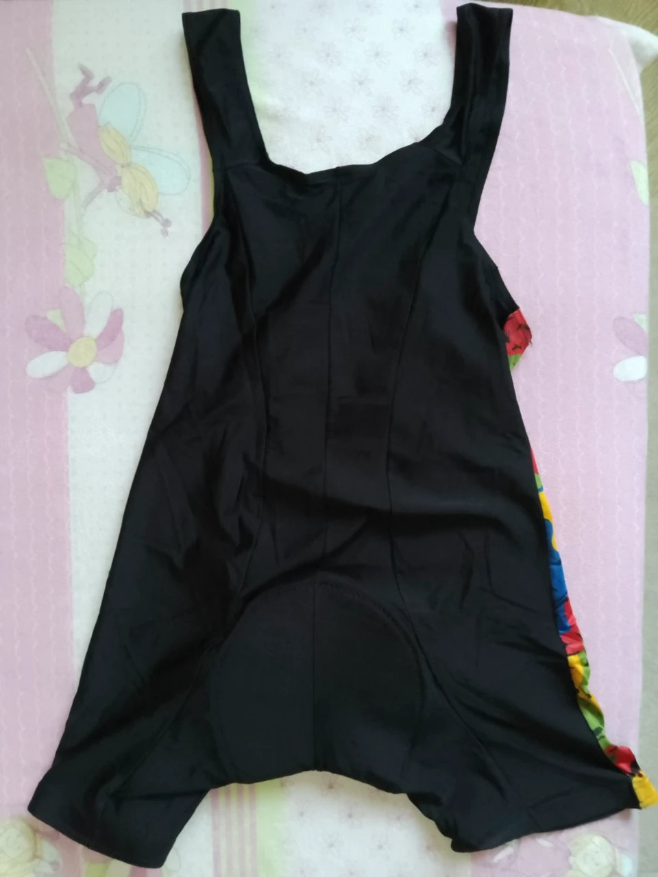 1. Pantaloni scurti cu bazon si bretele