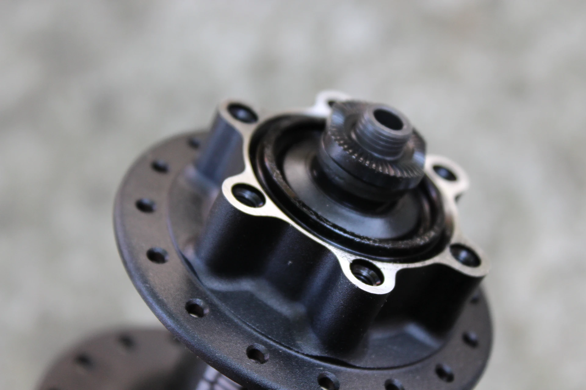 4. Shimano Deore M525A Disc butuc fata + QR alu