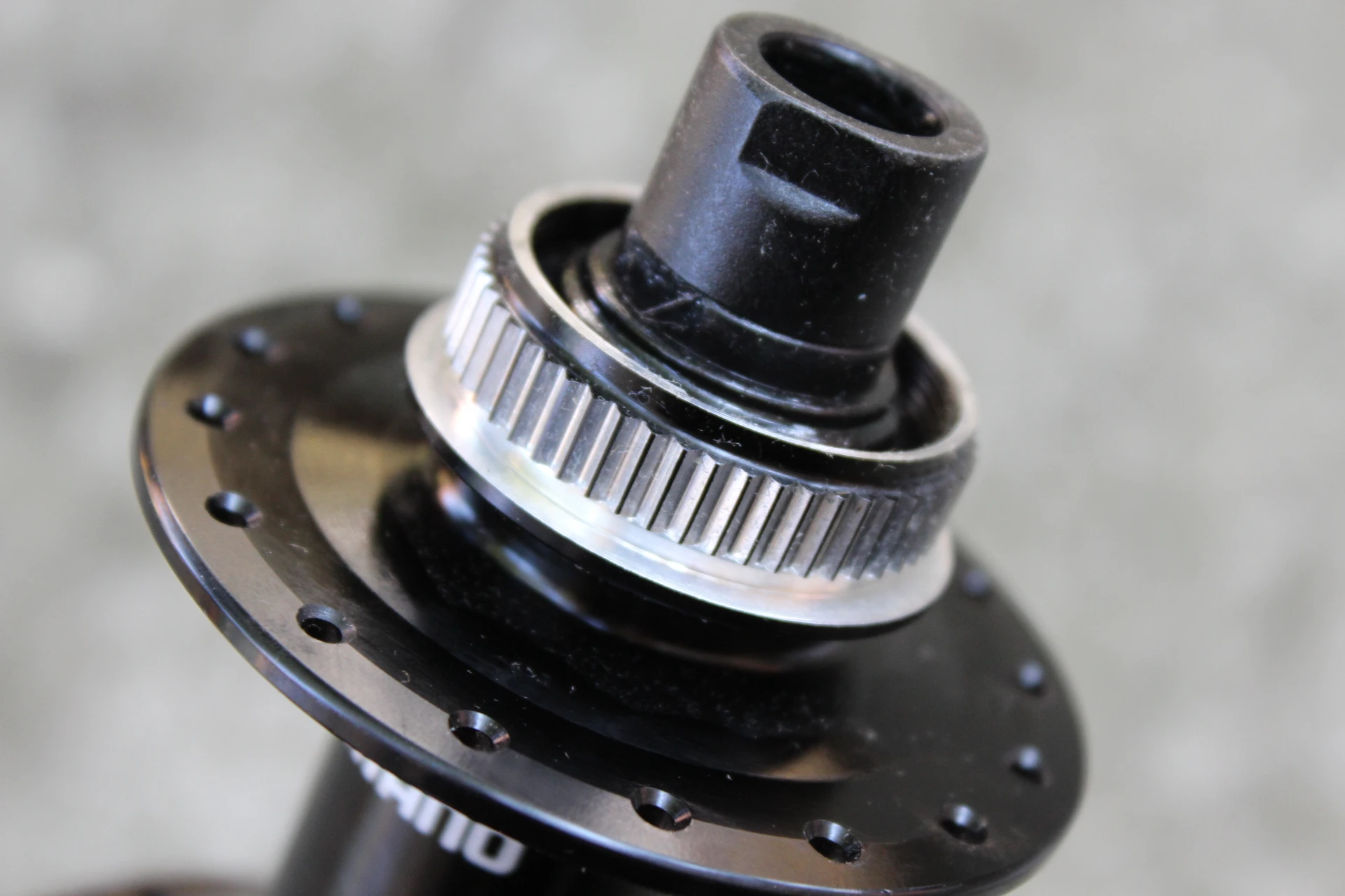 5. Shimano FH-MT510-B Center-Lock butuc spate MicroSpline 12x148mm