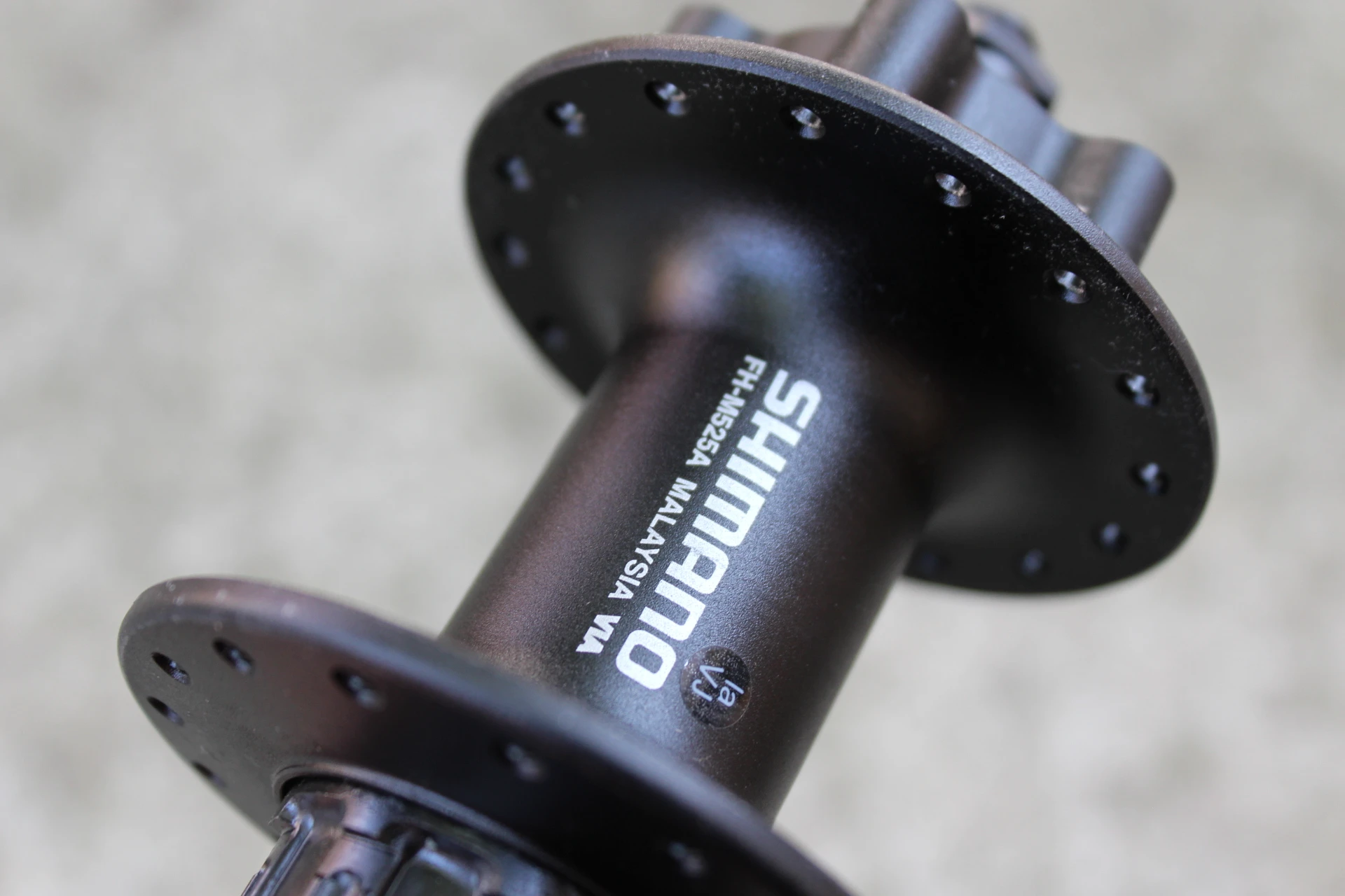 4. Shimano Deore M525A Disc butuc spate + QR alu