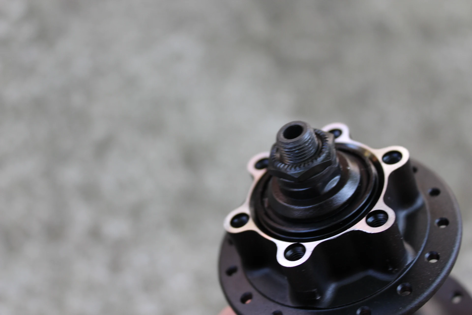 2. Shimano Deore M525A Disc butuc spate + QR alu
