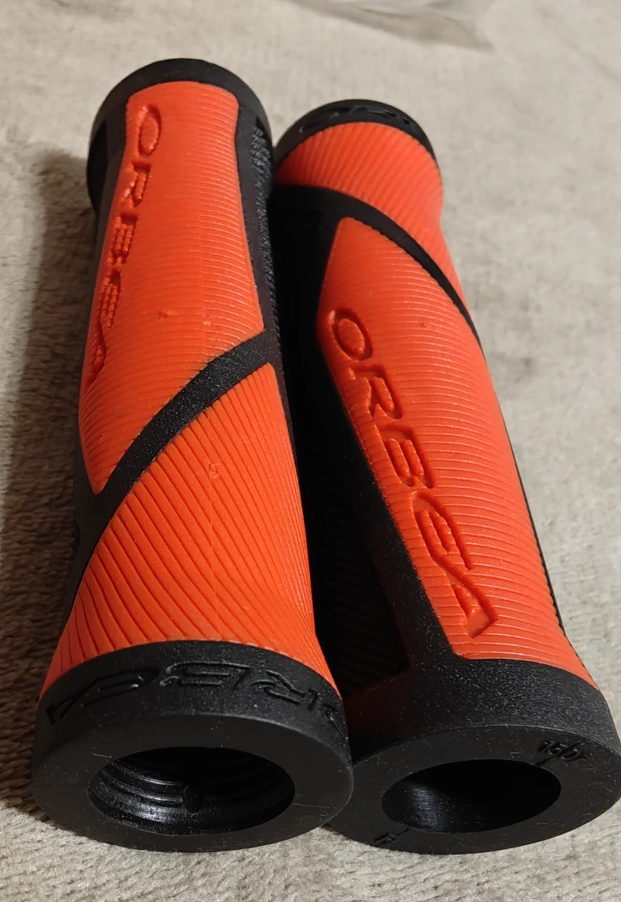 1. Mansoane ORBEA - 12,6 cm - din cauciuc, negru & rosu