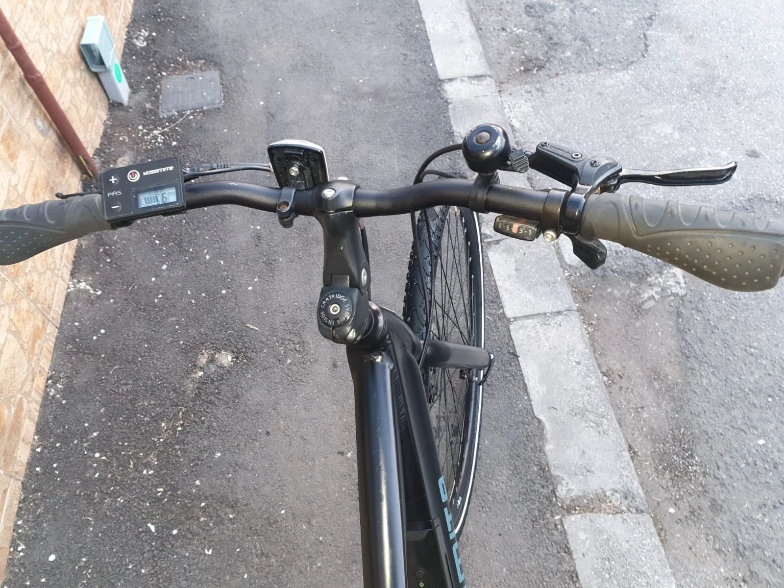 1. Vând bicicletă electrică asistată Yosemite