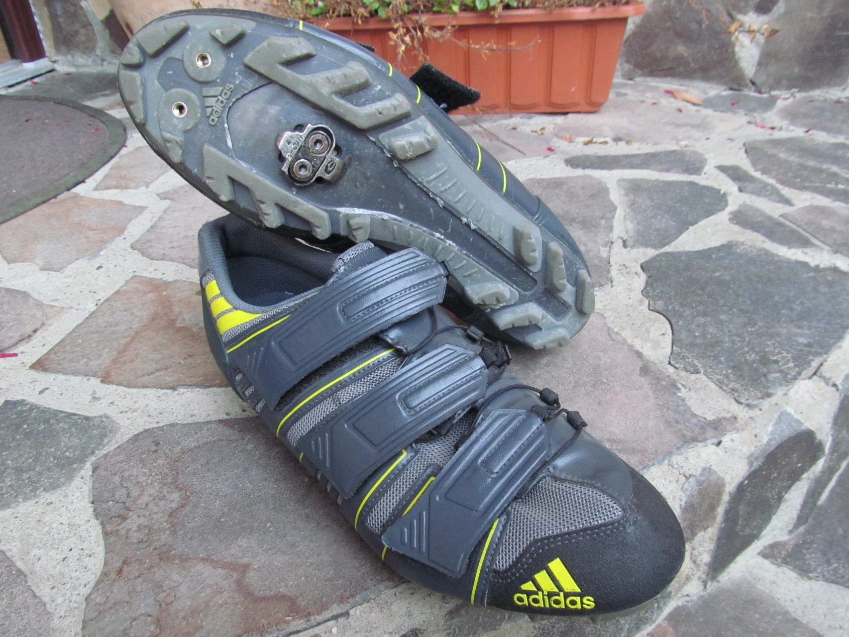 1. Pantofi Adidas nr 45,1/3 ,29cm