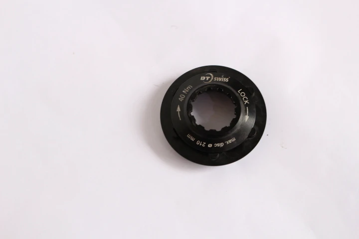 1. Adaptor disc de la suruburi la center lock DT Swiss