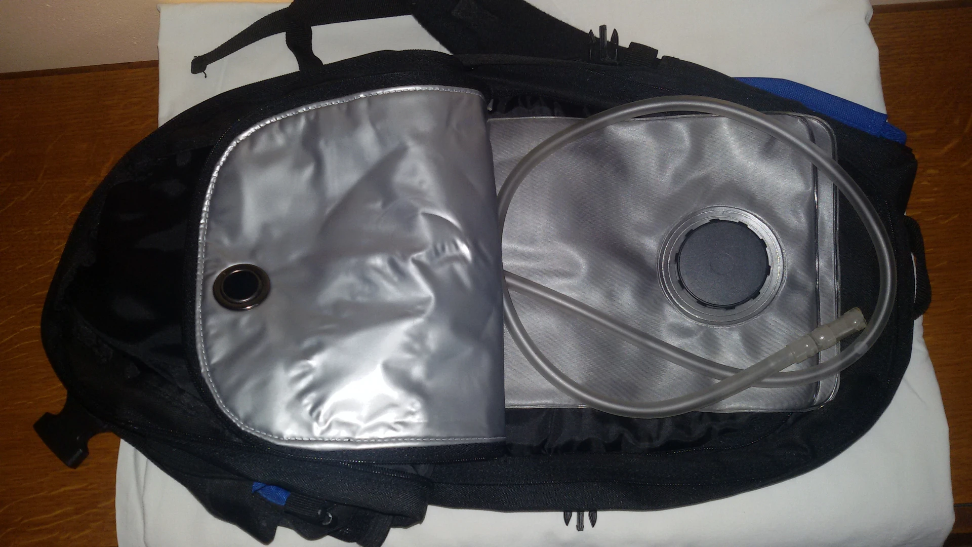 1. Rucsac cu recipient de hidratare de 2 litri