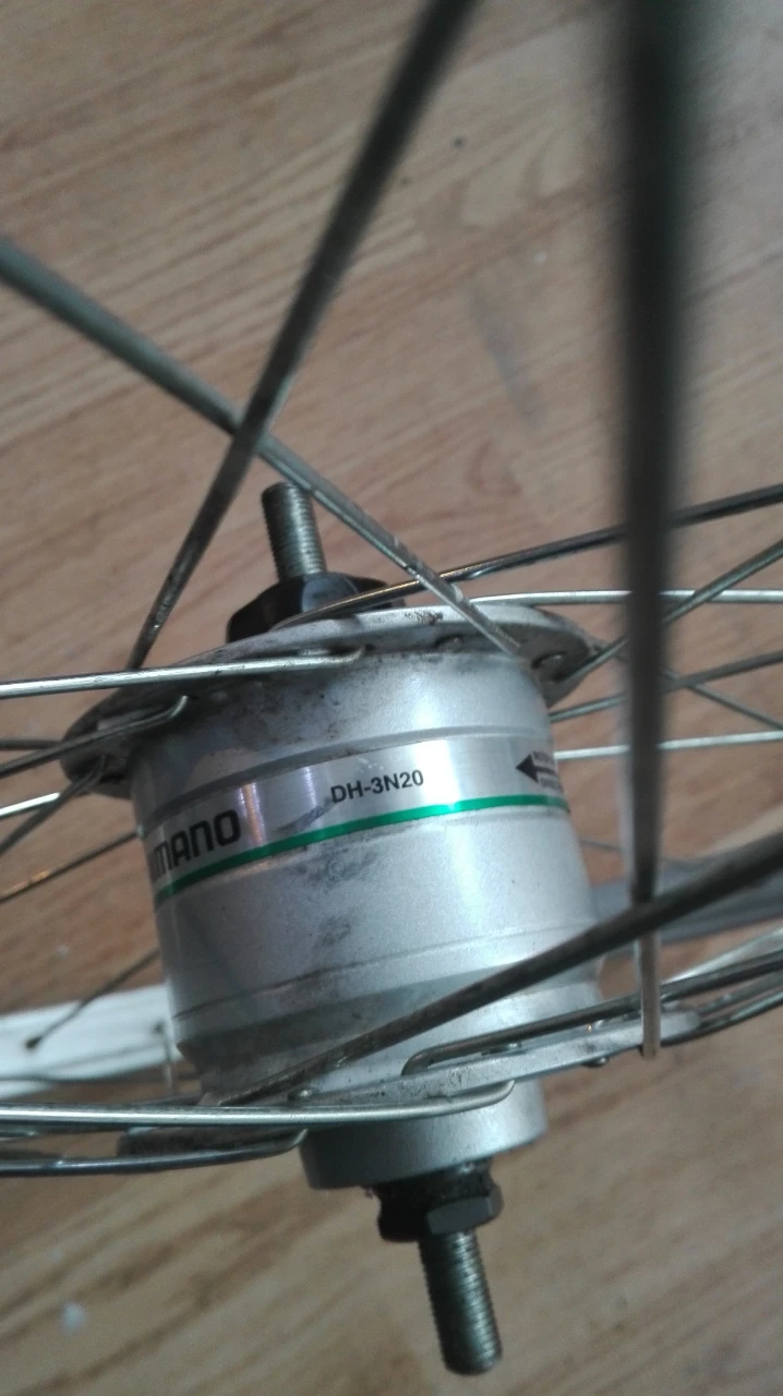 1. Roata de 24'' cu dinam in butuc Shimano