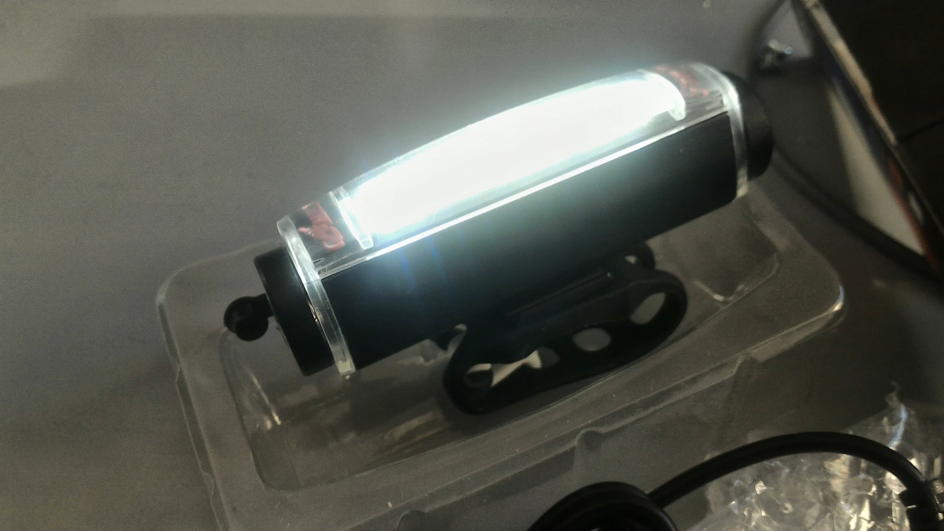 1. Stop spate Comet lumina alba LED USB