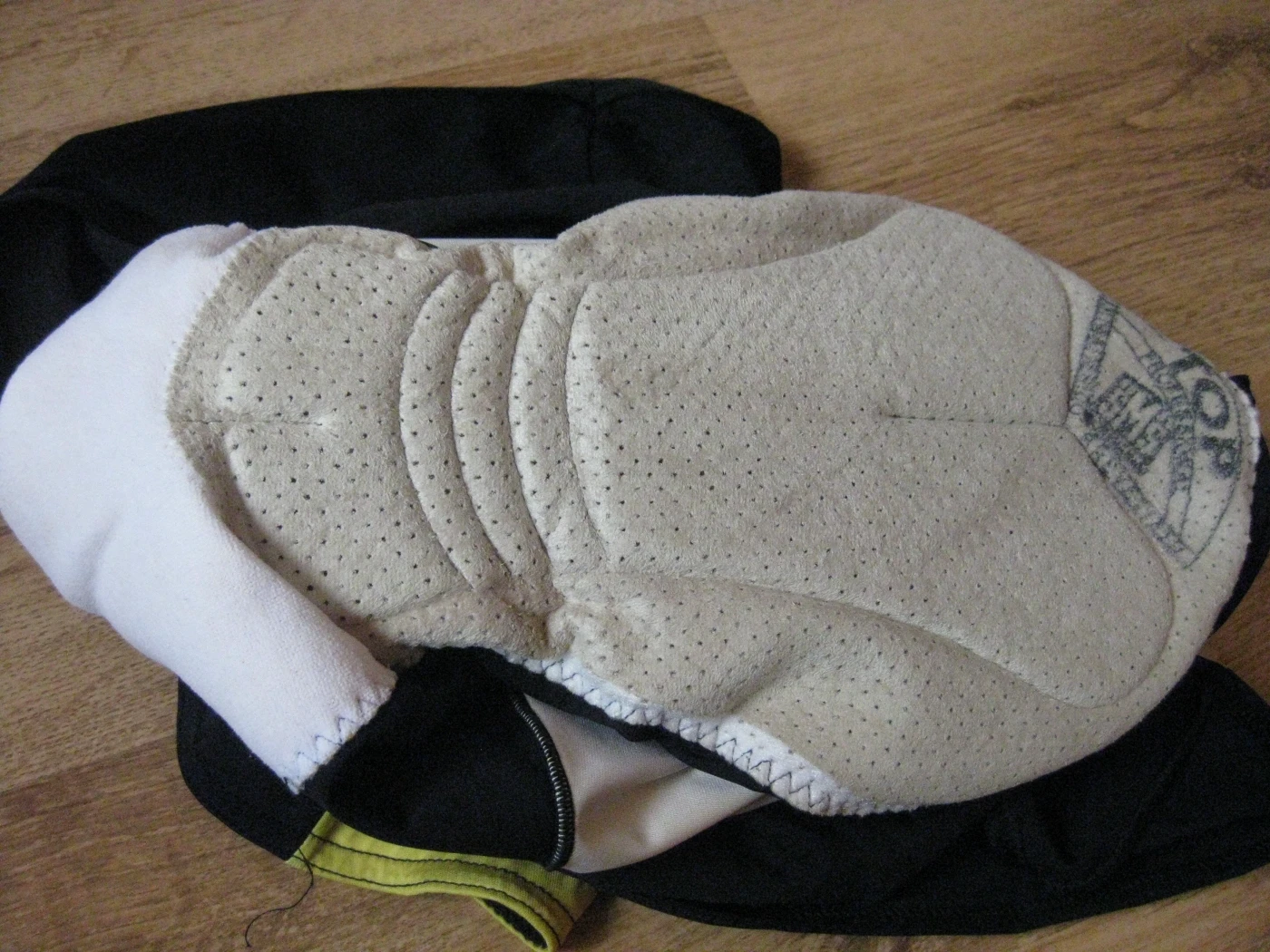 1. Pantaloni Peto