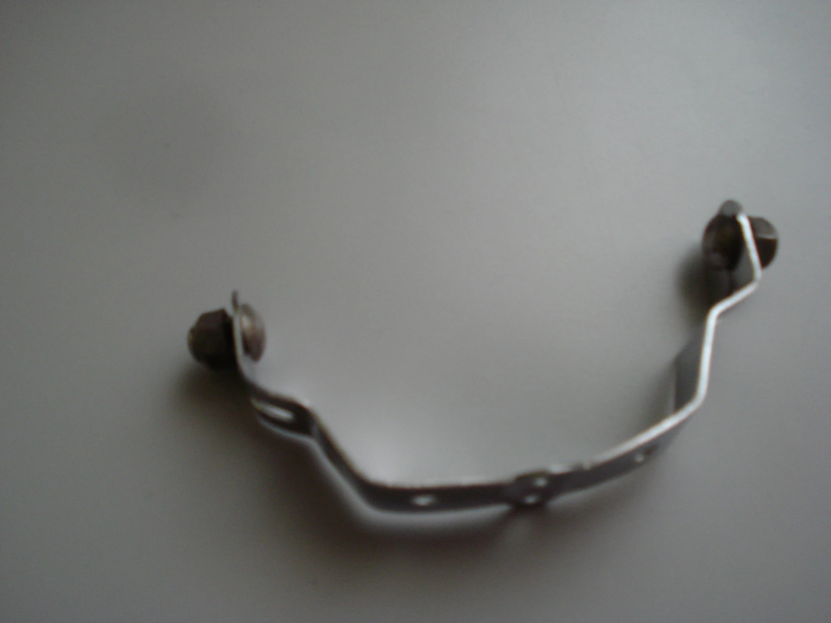 1. Clema inox pentru fixare aripa prin spite reglabile
