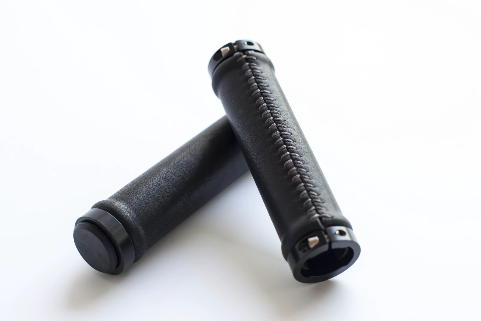 1. Mansoane ghidon bicicleta lock-on piele naturala