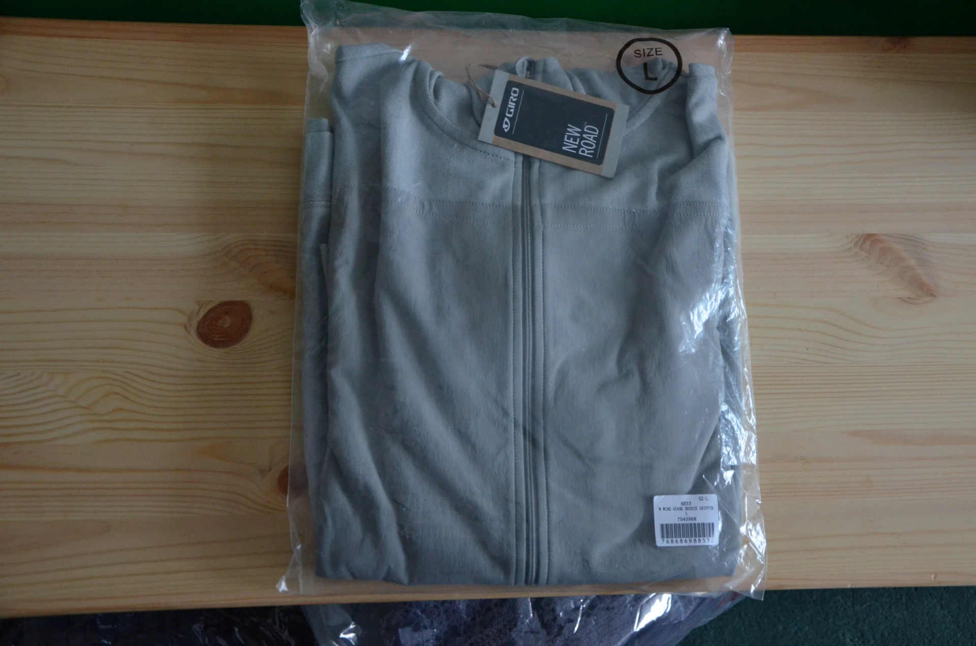 4. NOU! Jacheta windproof cu gluga GIRO