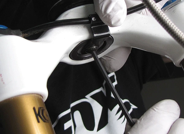 1. Fox Racing Shox - Cable holder assembly / Ghidaj cablu blocare furca
