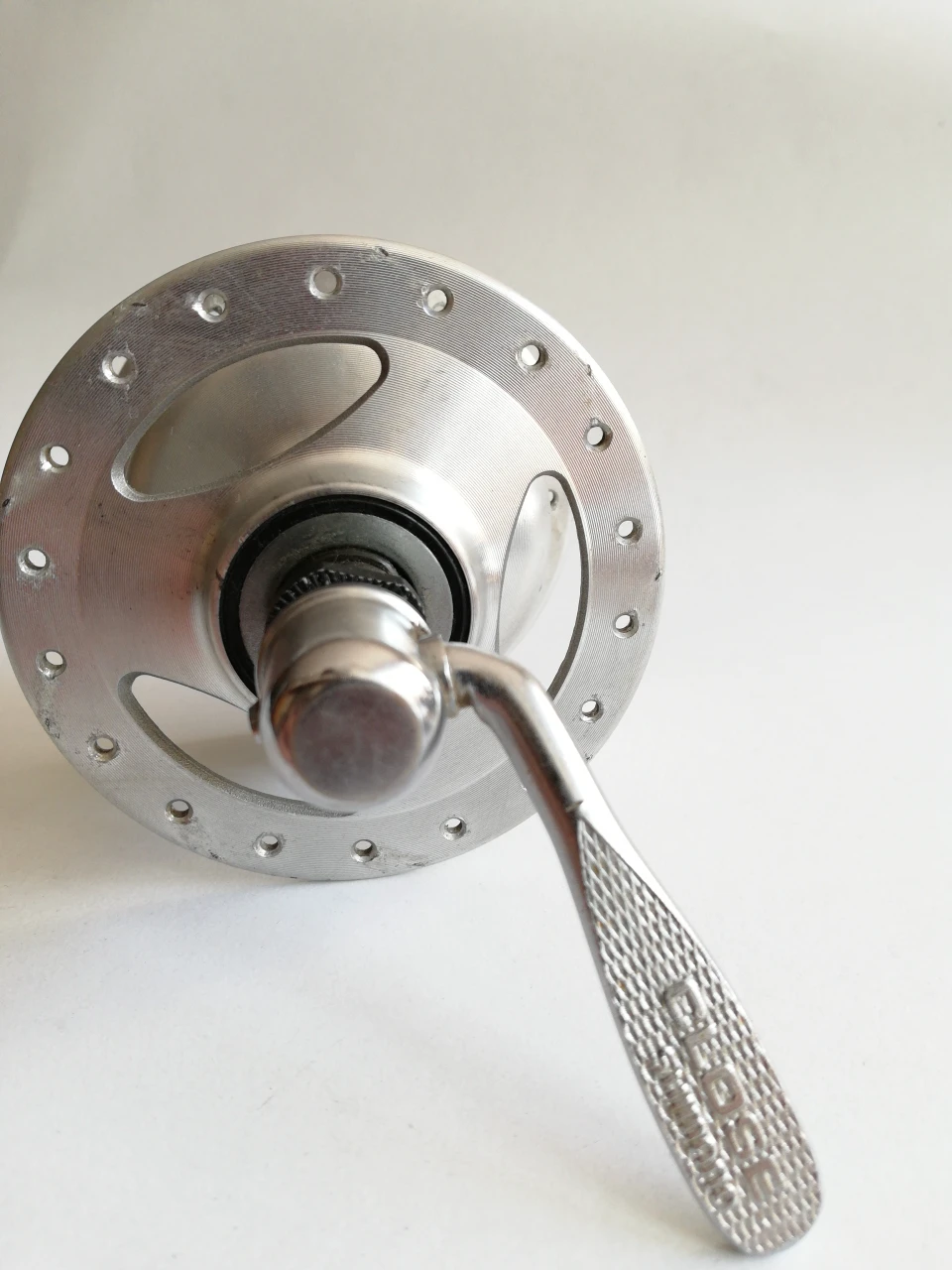 1. Butuc cu dinam Shimano HB-NX32 36H
