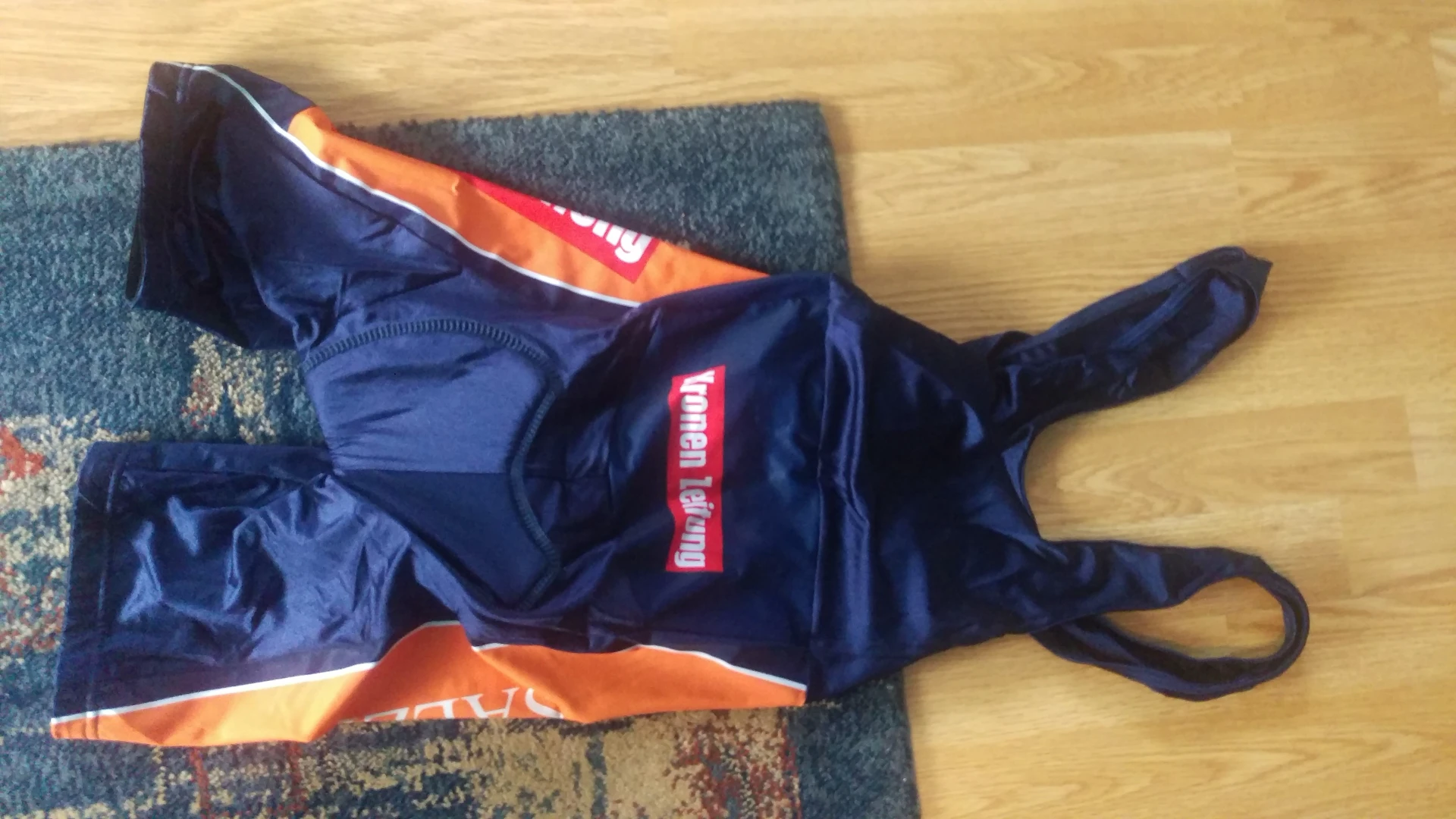 1. Pantaloni scurti ciclism UCI