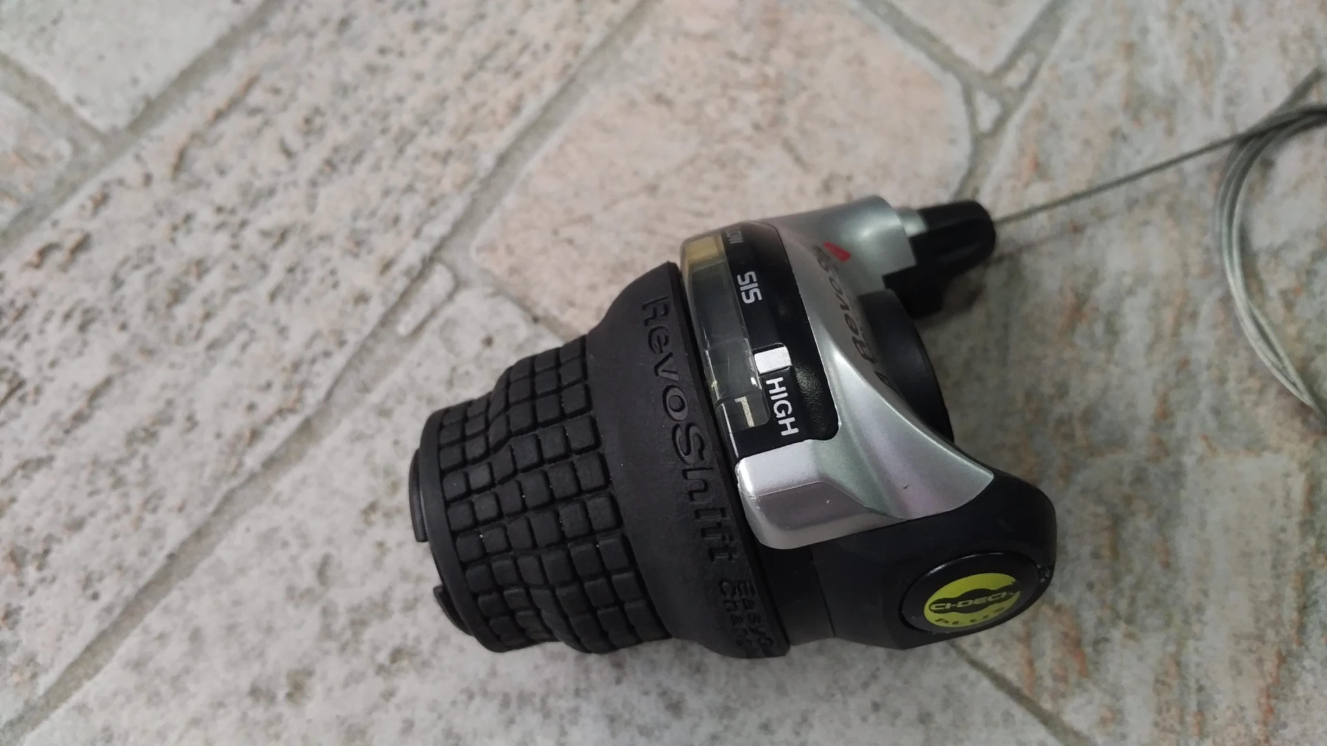 1. Maneta foi Shimano SL-RS41