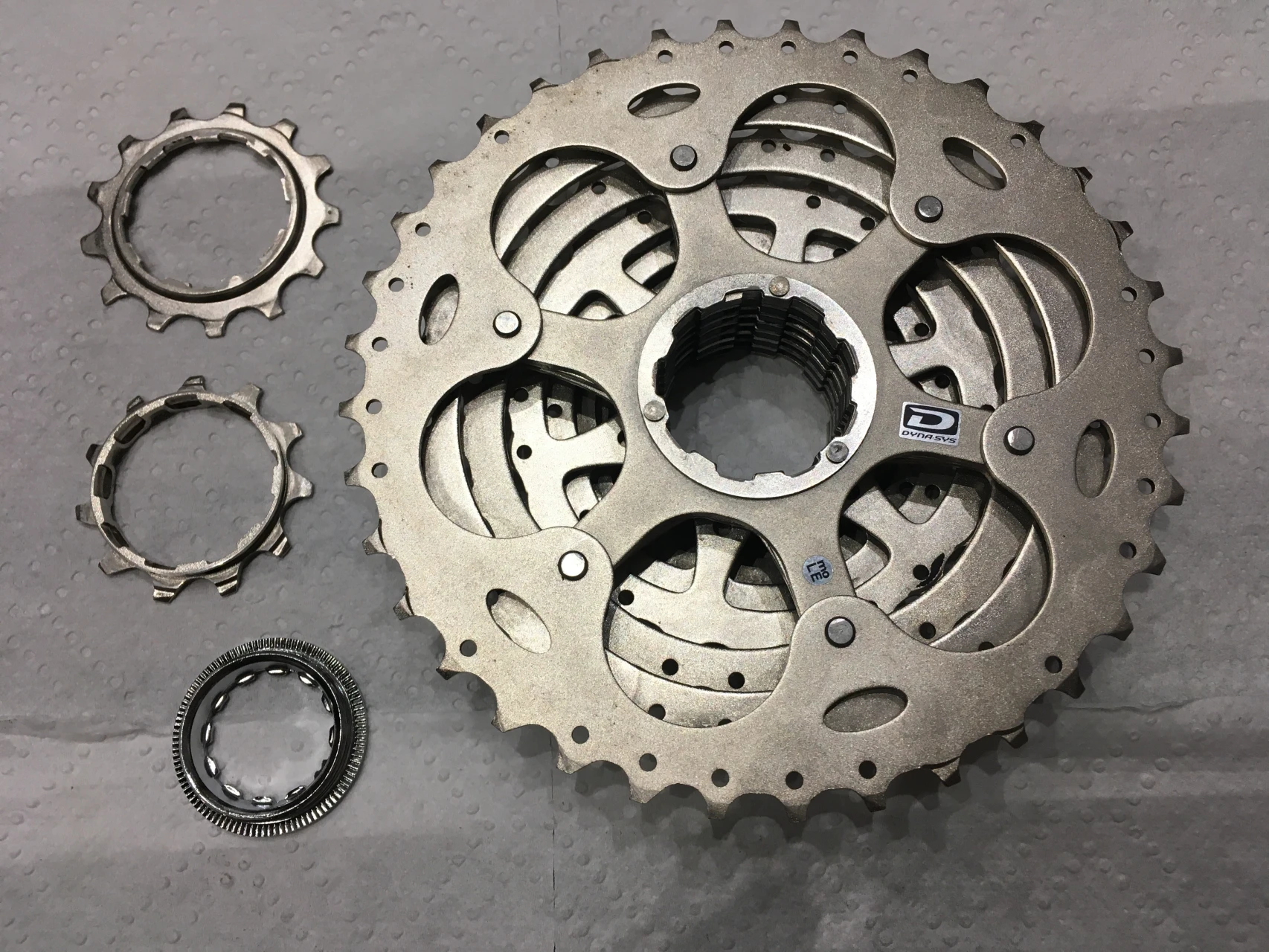 1. Caseta 10 pinione Shimano Deore