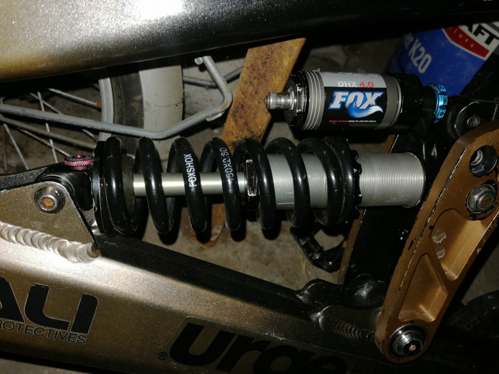 1. Vând shock fox dhx 4.0 performance.