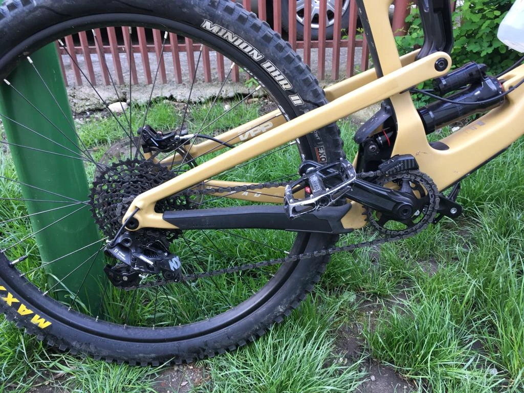 1. Santa Cruz Nomad 4 C - L