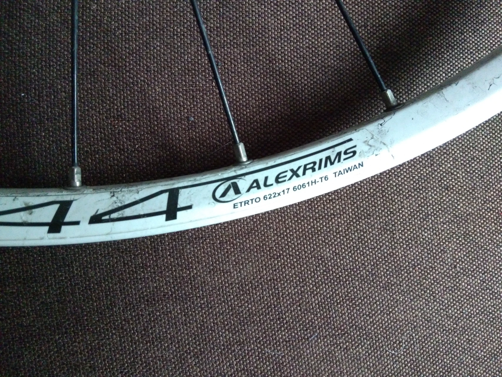 1. Roata 28 inch Alexrims cu Shimano deore