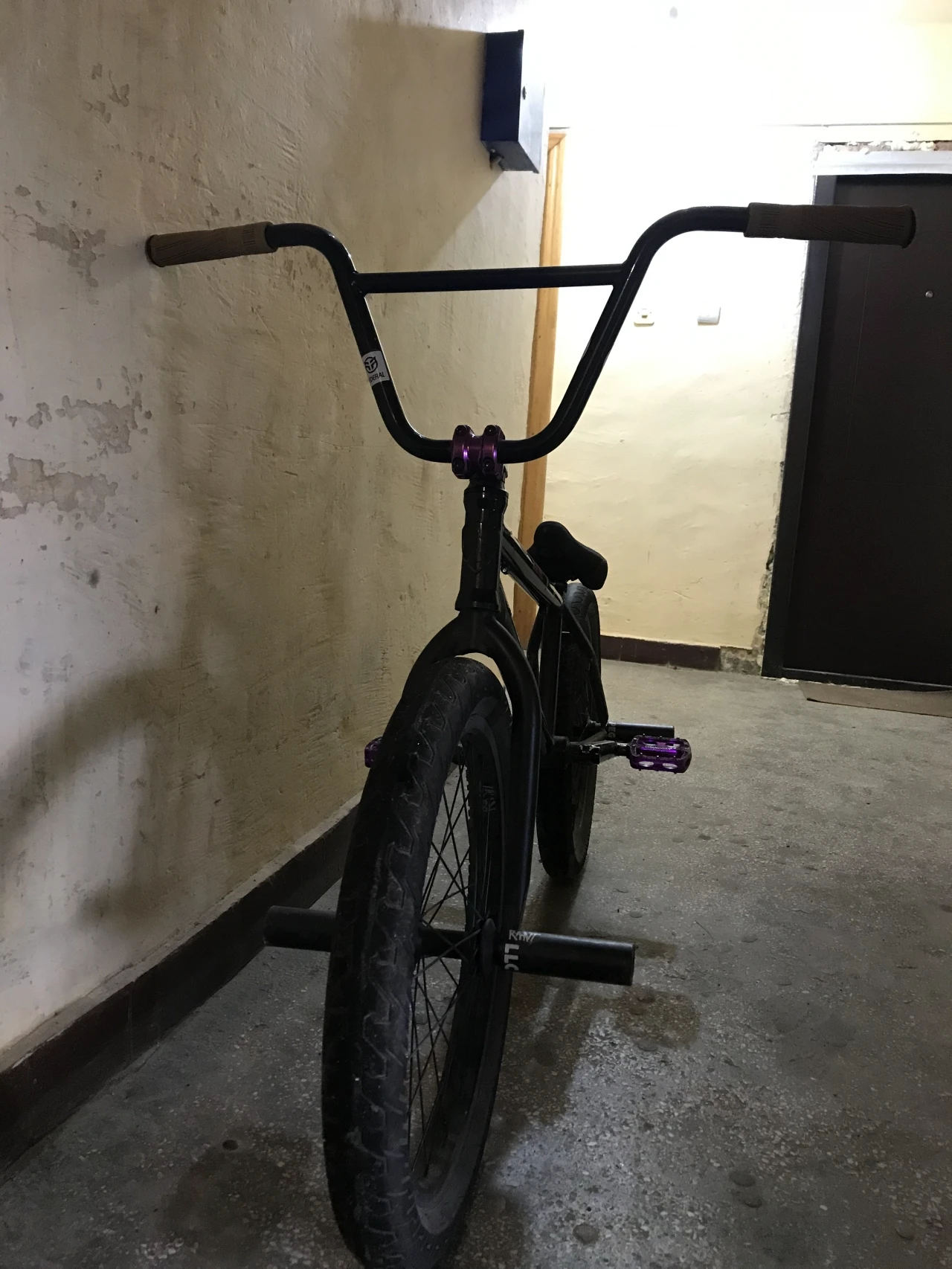 7. Vând bmx custume
