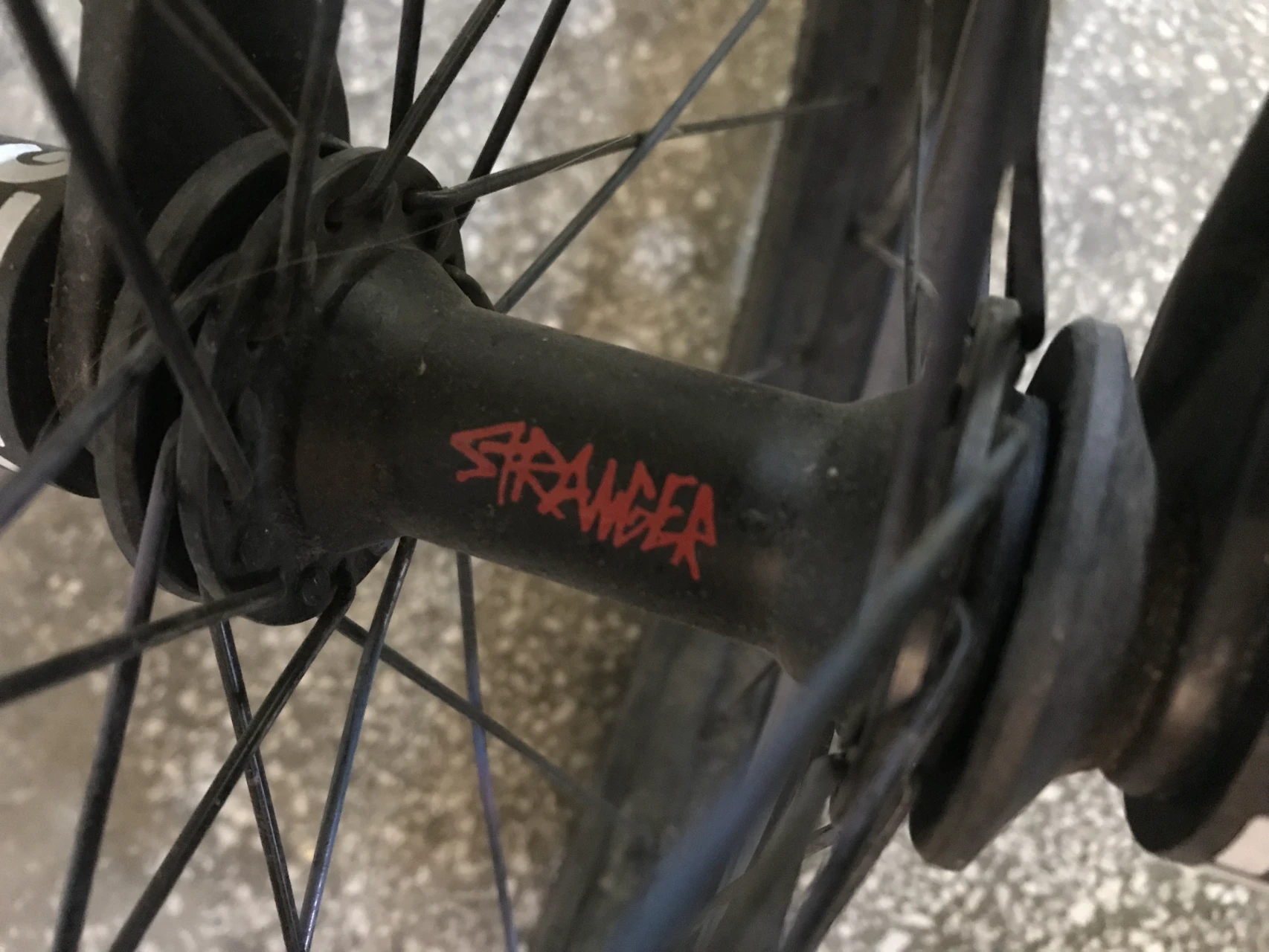 6. Vând bmx custume