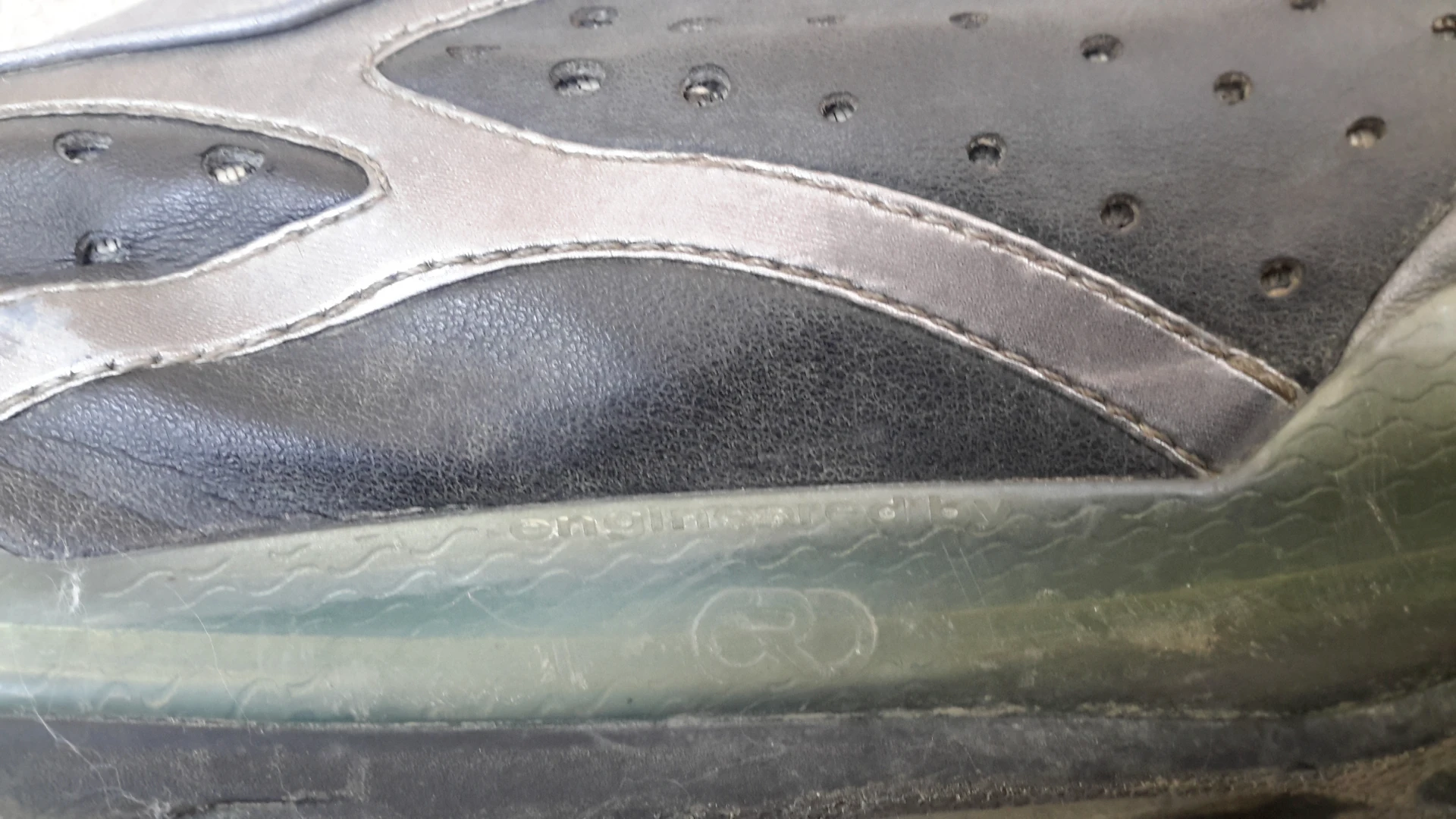 1. Pantofi Diadora