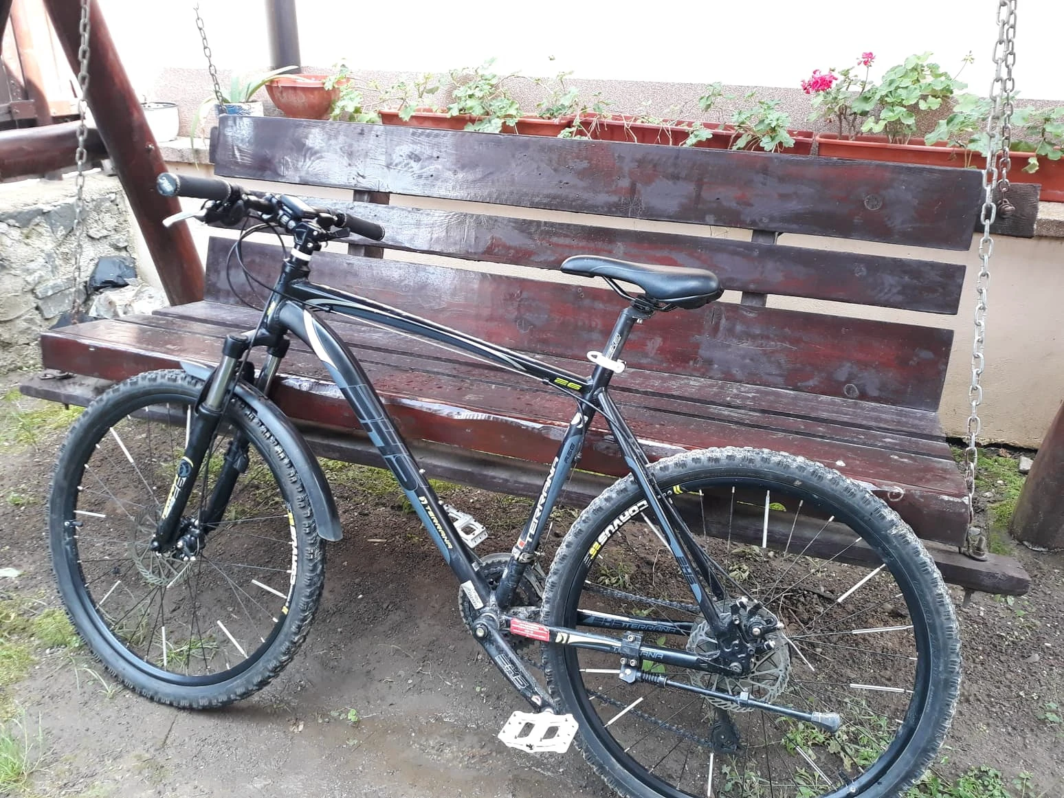 10. Bicicleta Mtb DHS Terrana 26' mansoane si pedale noi!! Vand urgent!!