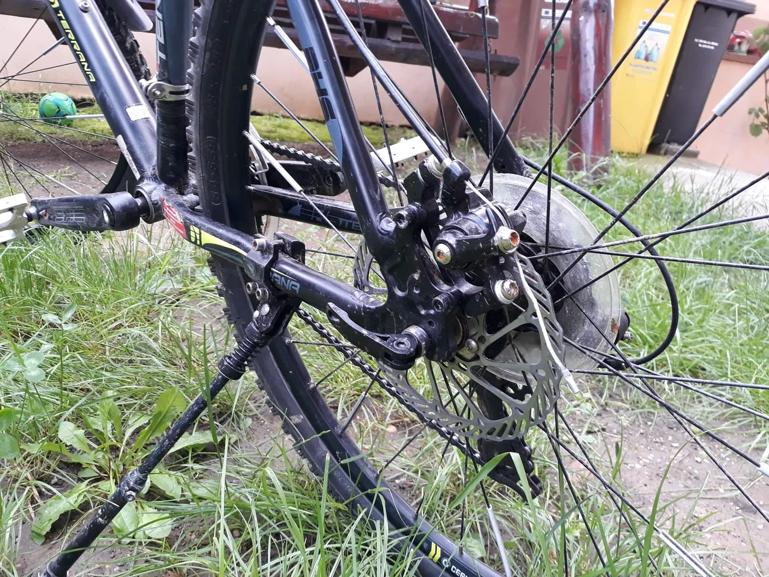 7. Bicicleta Mtb DHS Terrana 26' mansoane si pedale noi!! Vand urgent!!