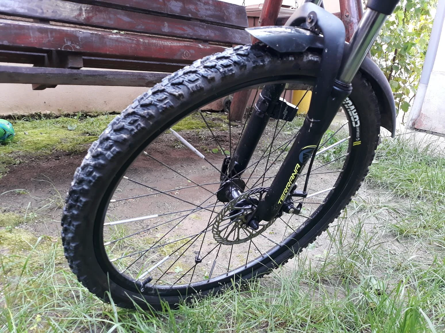 2. Bicicleta Mtb DHS Terrana 26' mansoane si pedale noi!! Vand urgent!!