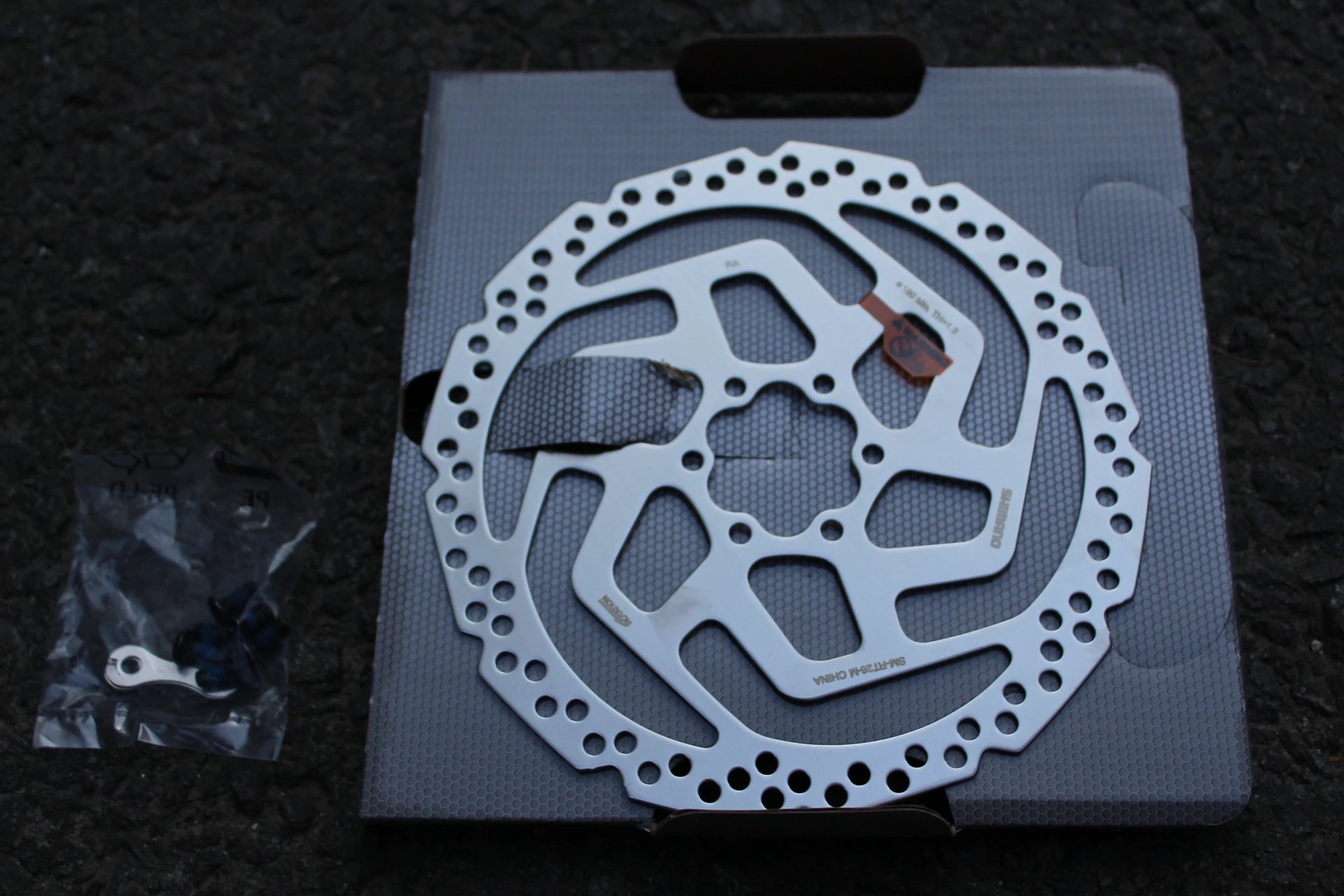 1. Shimano SM-RT26M Alivio disc - 180mm