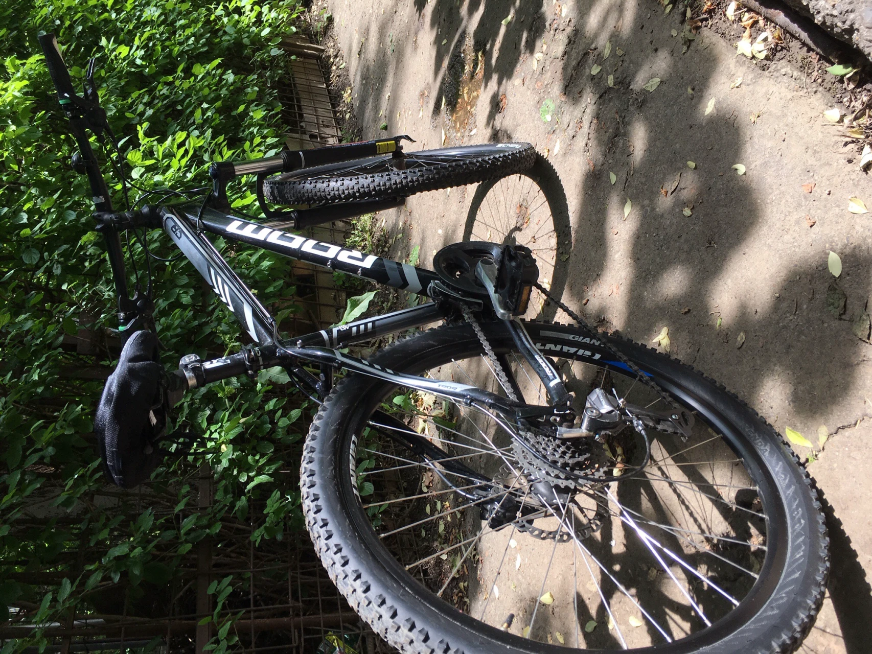 3. Bicicleta ușoară, hidraulică - aproape noua