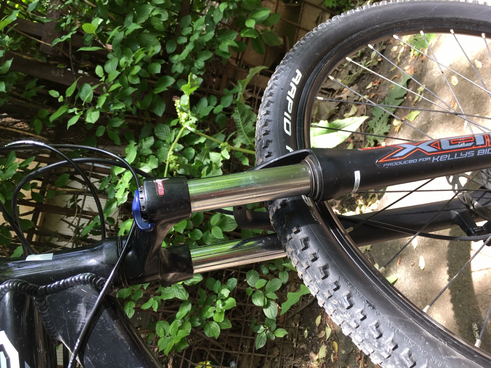 2. Bicicleta ușoară, hidraulică - aproape noua