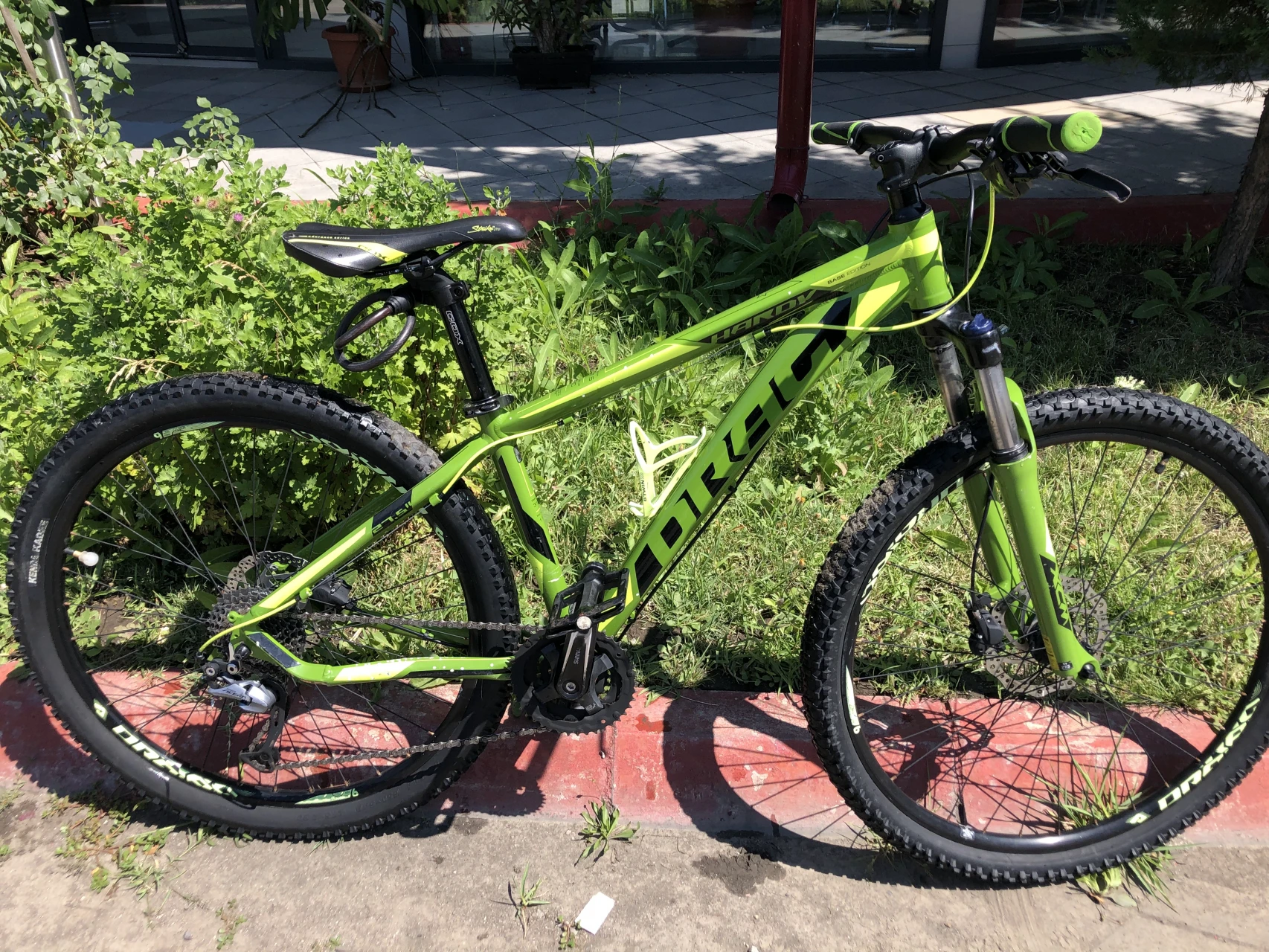 1. Vând bicicleta Mountain Bike !