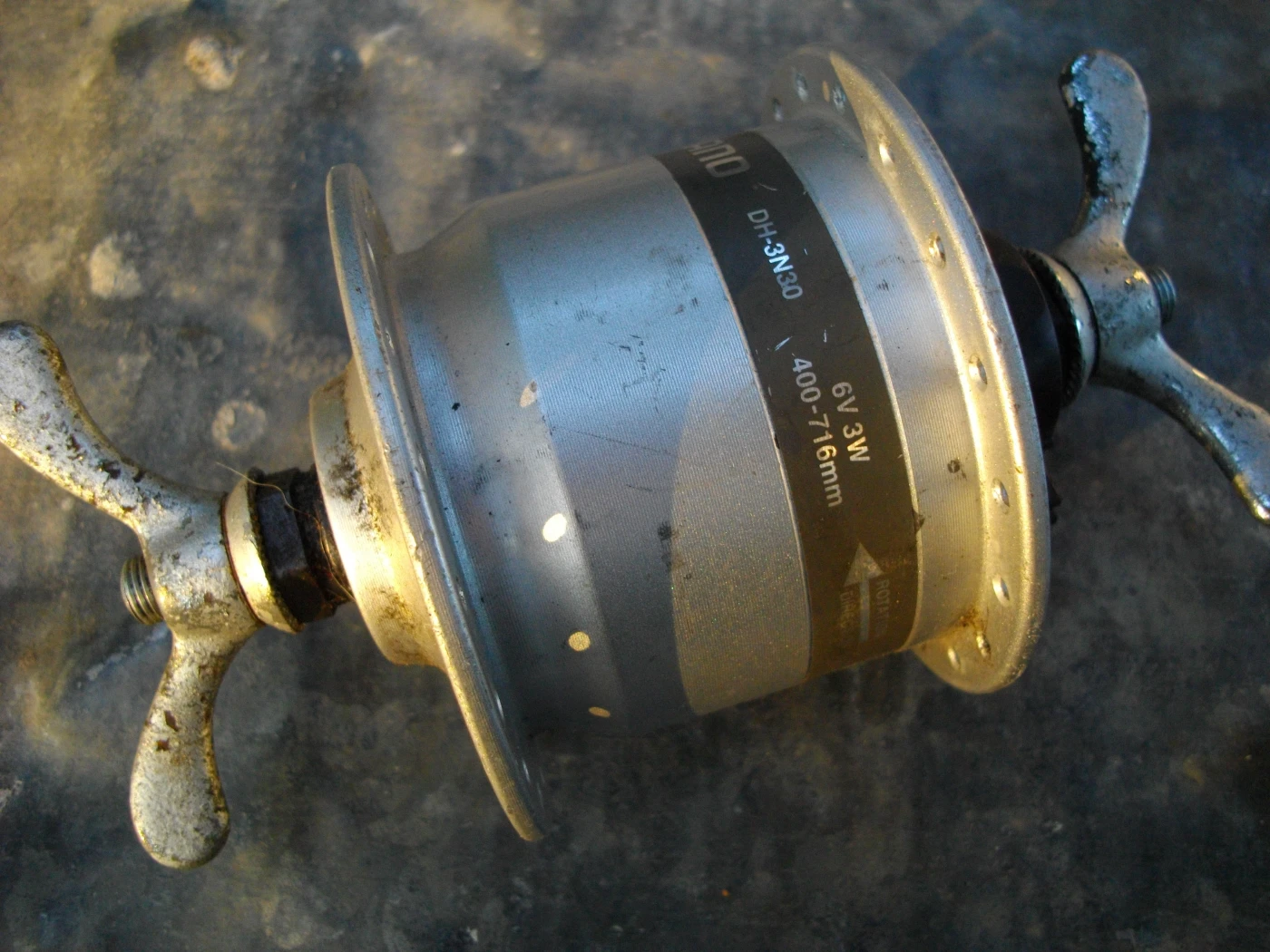 1. De fata, cu dinam interior, Shimano dh-3n30