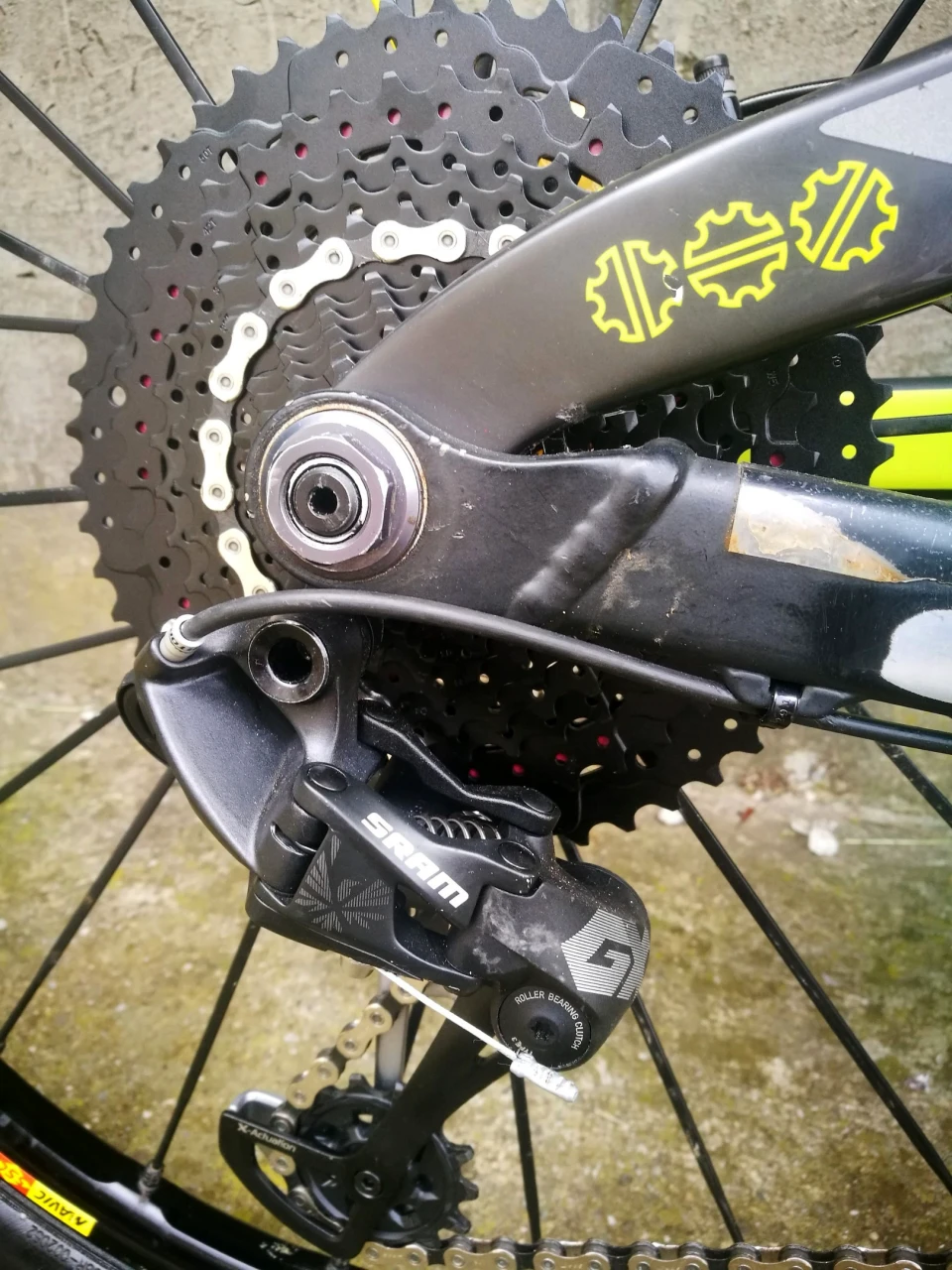 4. Devinci Spartan marime M cadru carbon