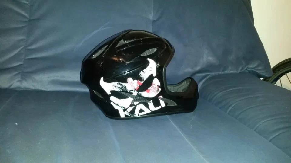 2. Casca Kali Savara Full Face Helmet