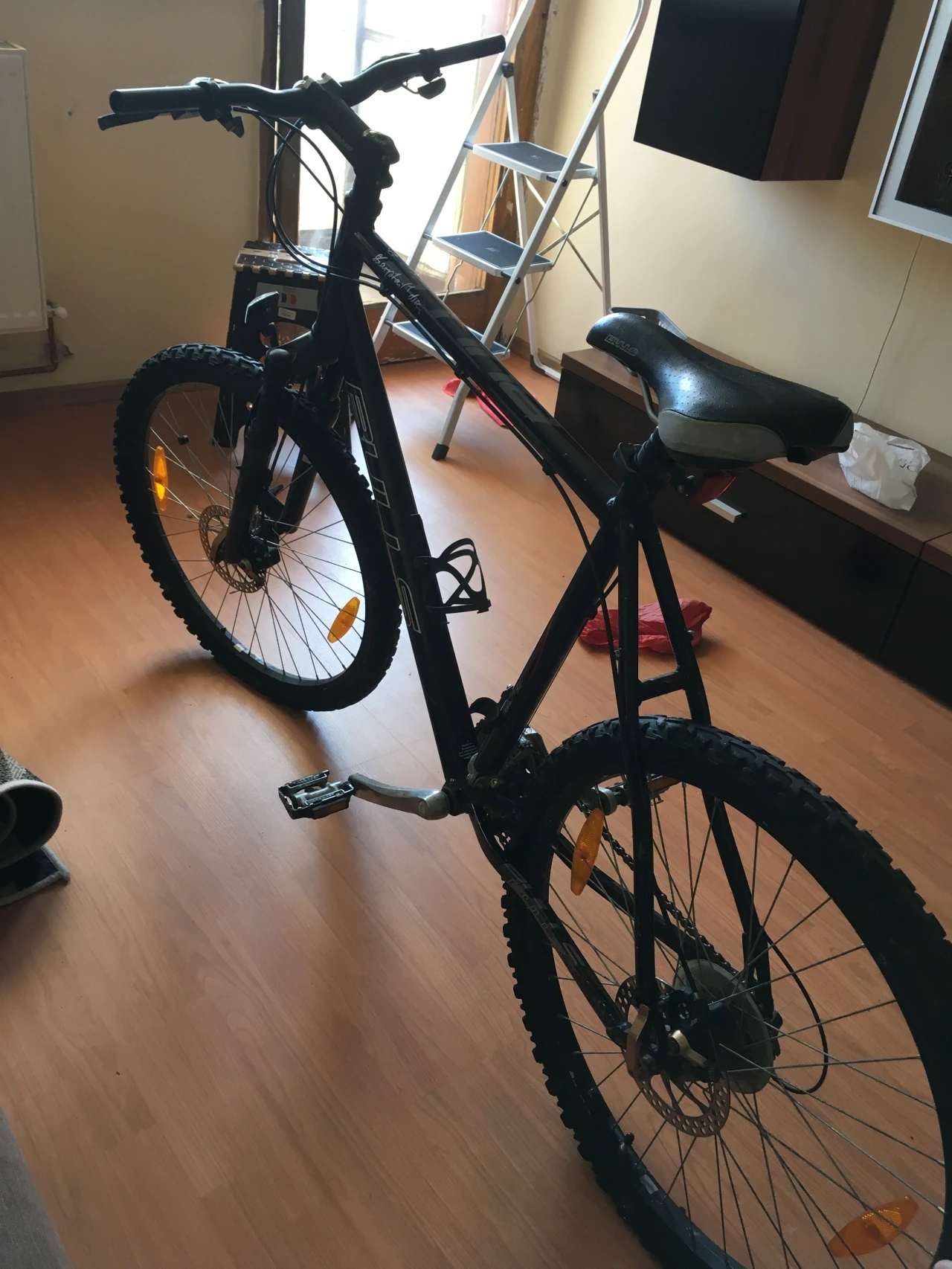 8. Vând bicicleta Bulls Sharptail 1