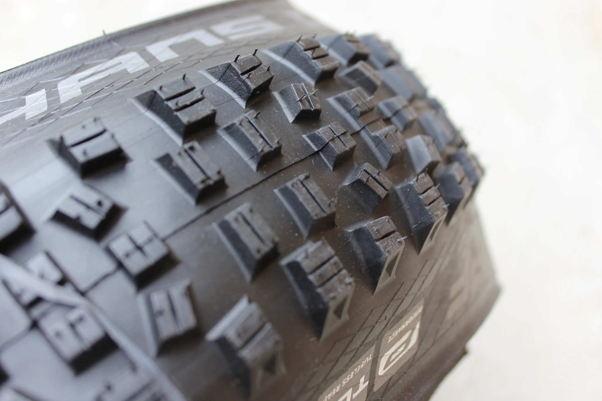 4. Schwalbe Hans Dampf TwinSkin Addix TLR 27.5x2.35