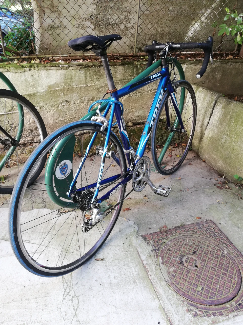 1. Vand sau schimb bicicleta TREK marimea 52