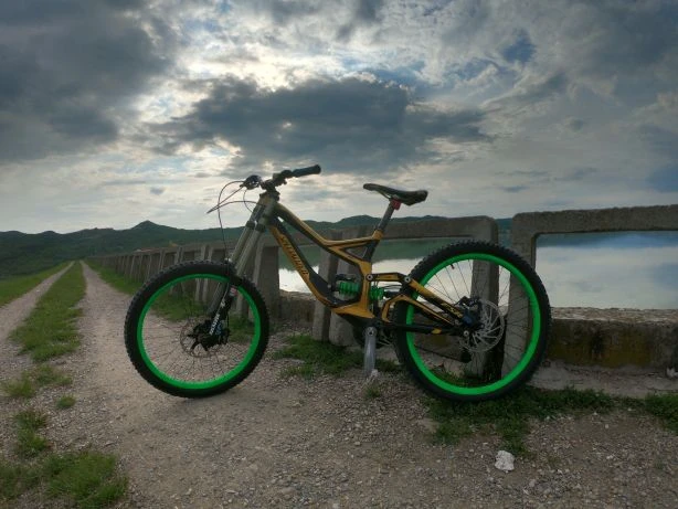 1. Vand bicicleta downhill Specialized demo 8