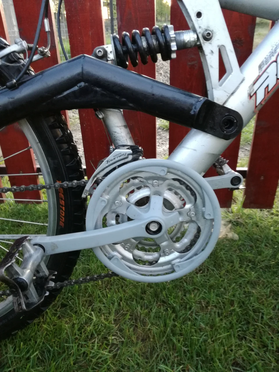 1. Bicicletă Rocky full susoension