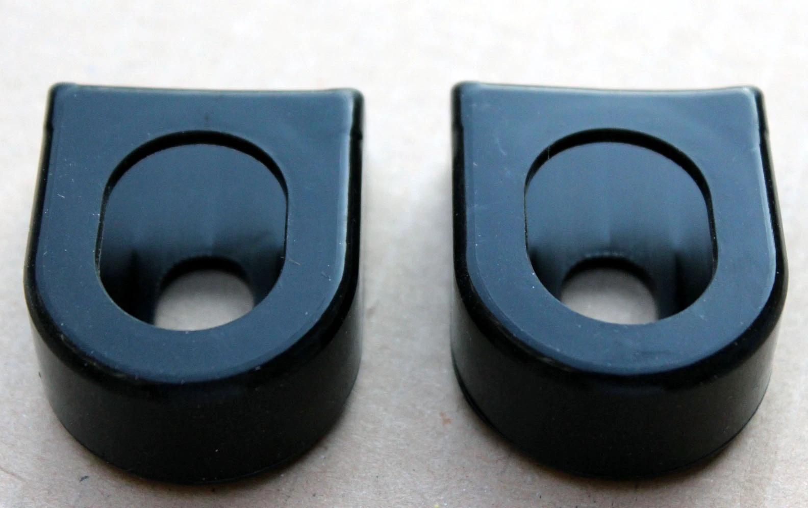 1. Protector brat pedalier Silicone - negru lucios