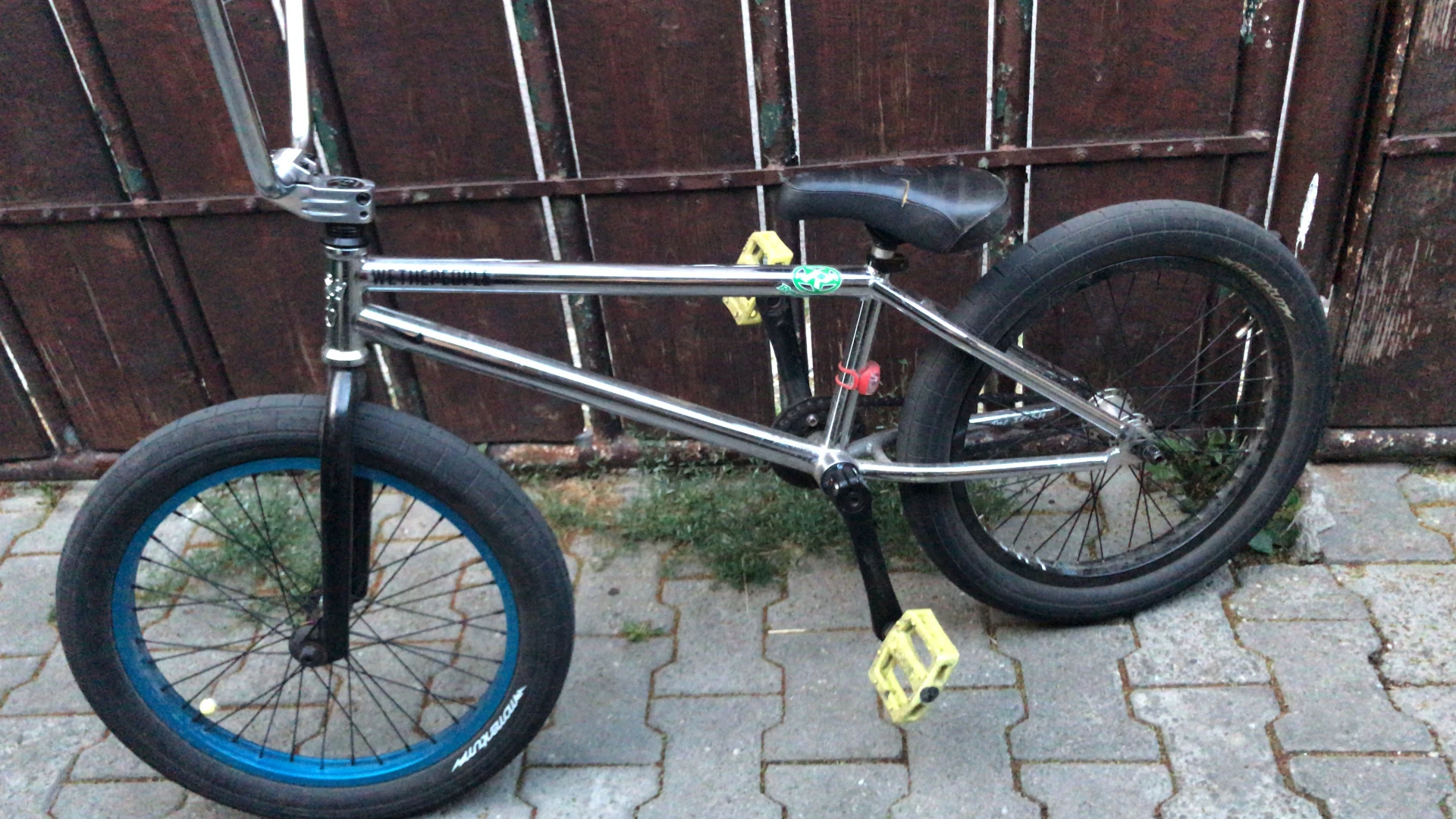 1. Vând/Schimb bmx custom cu dirt/street