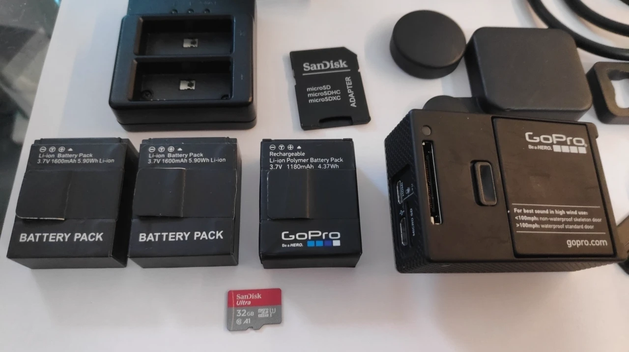 1. Go Pro Hero 3+ Silver + Accesorii