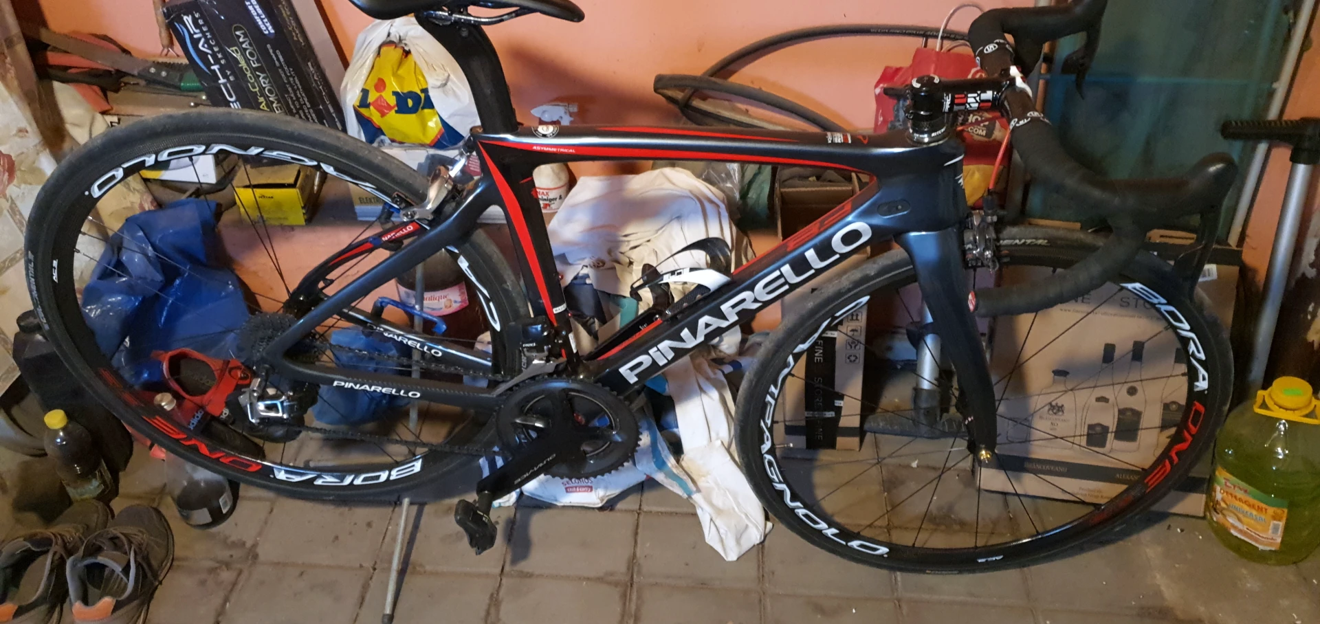 1. Vând bicicletă Pinarello Dogma F8