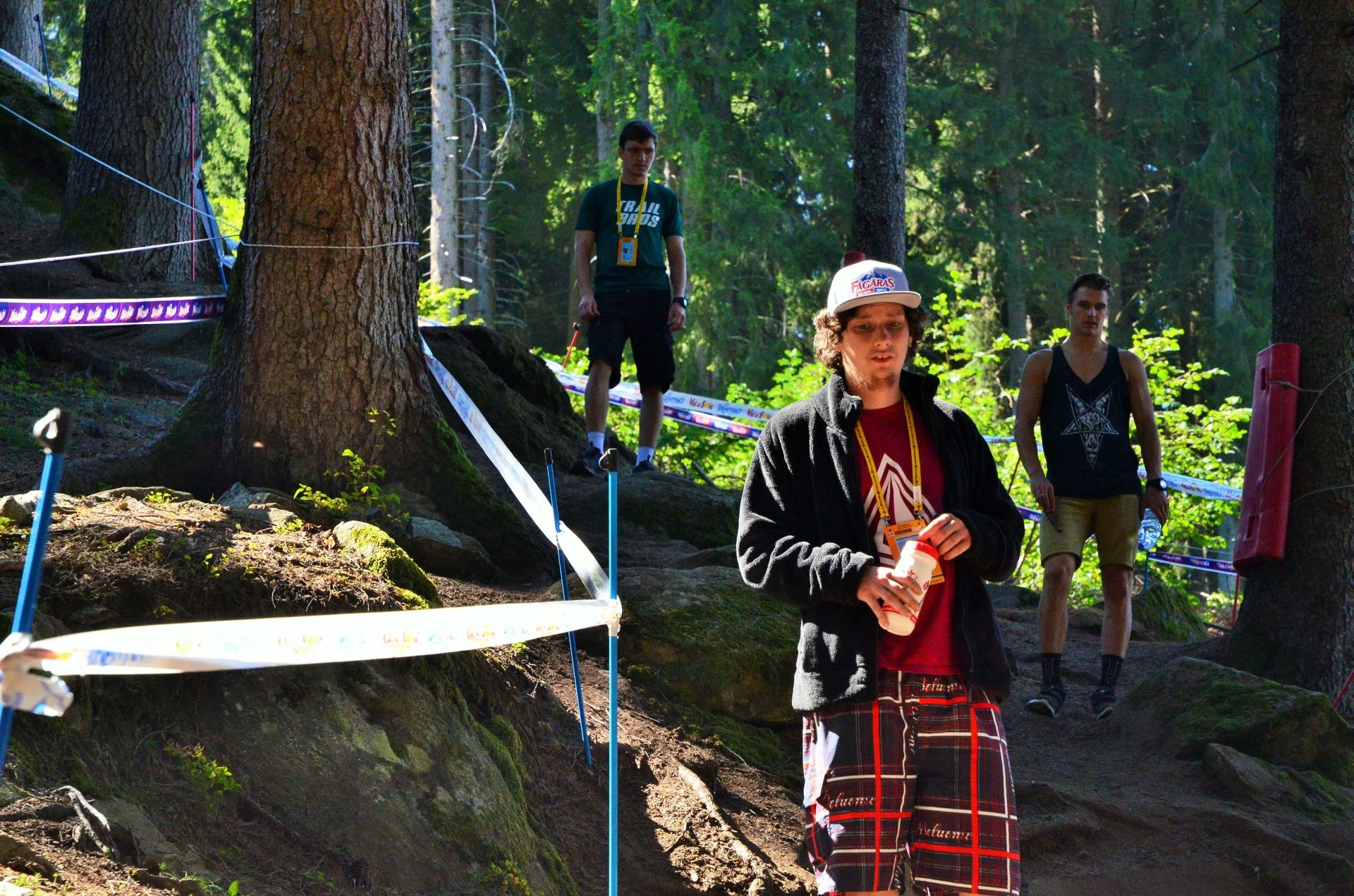 Optimismul duduie la track walk. Desigur, e din cauza lui Belzebut, care uneltește în spate. ;) - foto: Mx