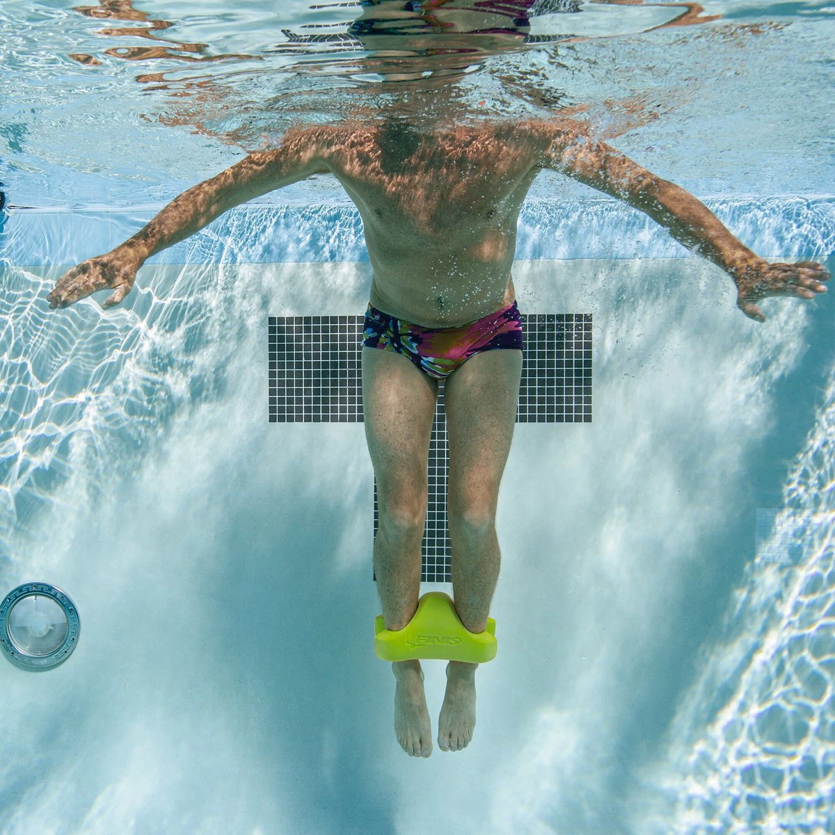 Înotător sub apă, cu FINIS Ankle Buoy la glezne